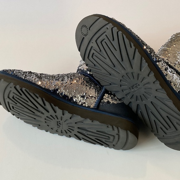UGG Sequin Short Sheepskin Boot Blue Silver Size 9 LIKE NEW - Picture 10 of 11